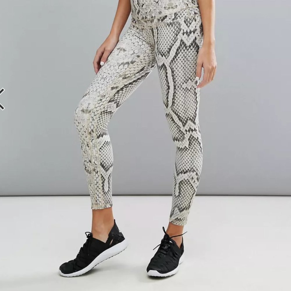 Sold out everywhere ⚠️ Varley Snake Print Legging (Size Small)